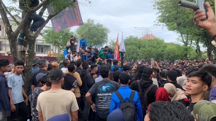 Bendera Bintang Bulan Berkibar di Tengah Massa Aksi Demo DPRA di Banda Aceh