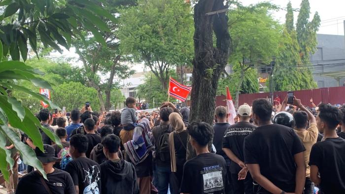 bendera-bintang-bulan-berkibar-di-tengah-massa-aksi-demo-dpra-di-banda-aceh