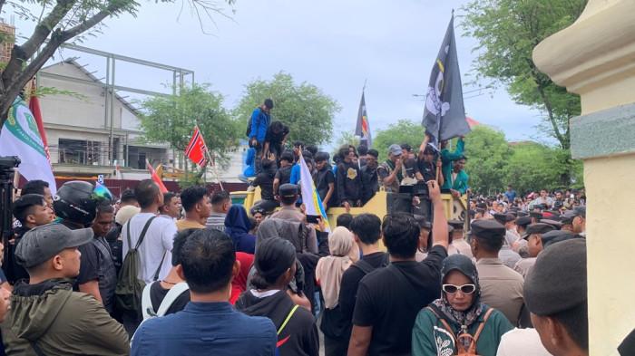 Bendera Bintang Bulan Berkibar di Tengah Massa Aksi Demo DPRA di Banda Aceh