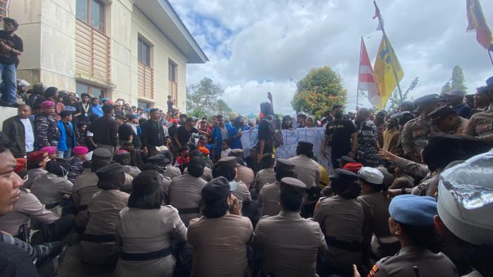 Massa Aksi Kibarkan Bendera “One Piece” di DPRD Maluku
