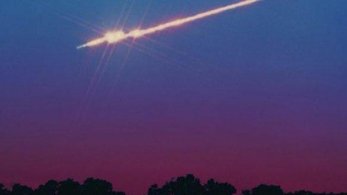 Meteor Meluncur di Langit Cirebon Bikin Merinding Warga, Beruntung Jatuh di Laut