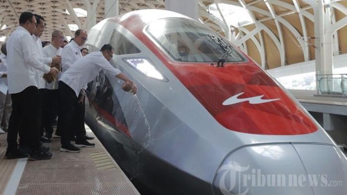 BUMN Kelabakan Bayar Utang Whoosh, Danantara Jadi Juru Selamat