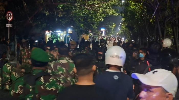 bakar-kabel-di-jalan-pangeran-jayakarta-bekasi-dini-hari-massa-perusuh-ditembak-gas