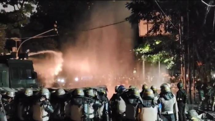 Massa Aksi di Depan Kantor DPRD Jabar Dibubarkan, Polisi Tembakkan Gas Air Mata