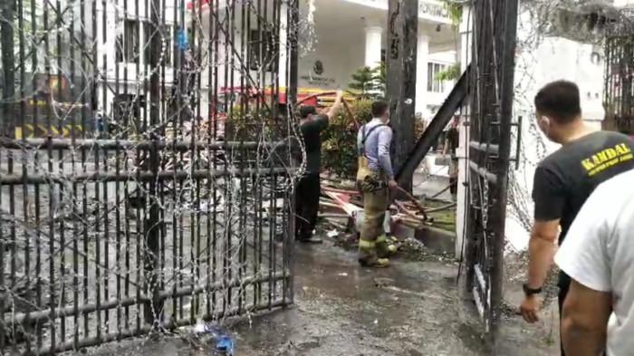 Rumah Makan, Bank, hingga Fasilitas Publik Jadi Sasaran Amuk Massa di Bandung
