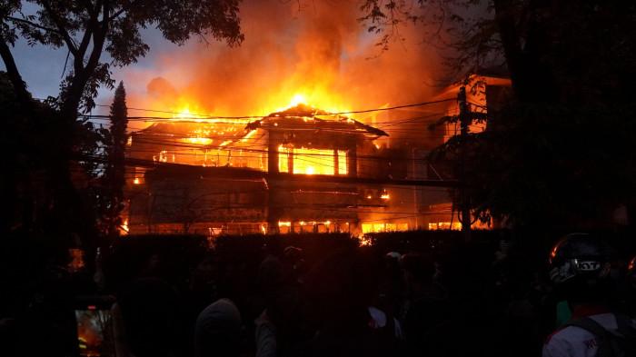 Rumah Makan, Bank, hingga Fasilitas Publik Jadi Sasaran Amuk Massa di Bandung
