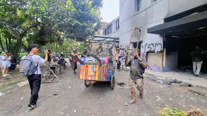 Rumah Makan, Bank, hingga Fasilitas Publik Jadi Sasaran Amuk Massa di Bandung