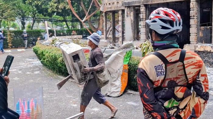 Rumah Makan, Bank, hingga Fasilitas Publik Jadi Sasaran Amuk Massa di Bandung