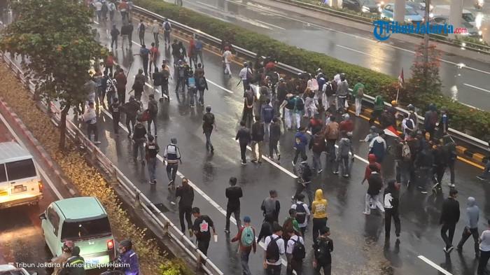 Tol Dalam Kota Ditutup Imbas Demo Ricuh, Massa Aksi Bergerak Lagi ke Gedung DPR