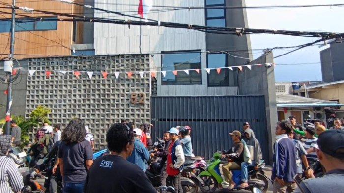 Massa Geruduk Rumah Anggota DPR Sahroni, Isinya Dijarah