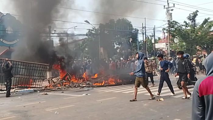 Kantor Pemkot Pekalongan Dijarah Massa: Kotak Tisu, TV hingga AC Digasak