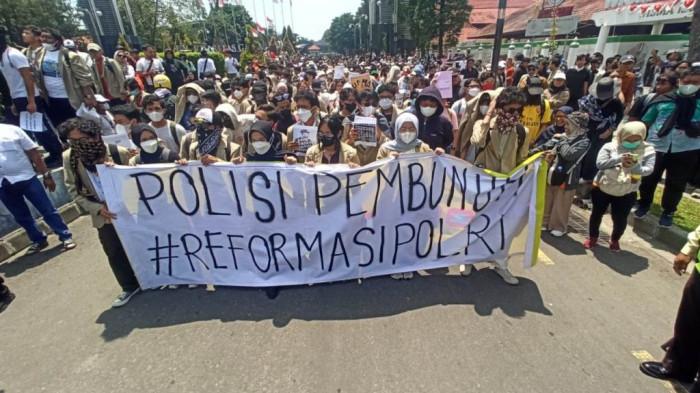 Massa Aksi Kritik Keterlibatan TNI dalam Pengamanan Aksi di DPRD DIY