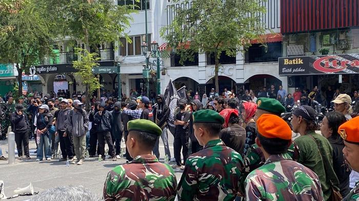 Massa Aksi Kritik Keterlibatan TNI dalam Pengamanan Aksi di DPRD DIY