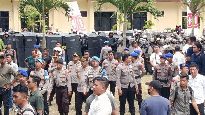 Massa Teriakan “Revolusi” Saat Bakar Gedung DPRD NTB