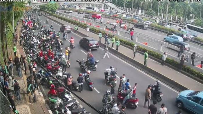 Mahasiswa Geruduk Gedung DPR: Lempar Botol hingga Teriak Revolusi!