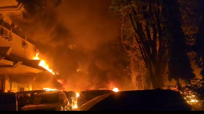 wali-kota-makassar-munafri-dievakuasi-dprd-terbakar-saat-rapat-paripurna