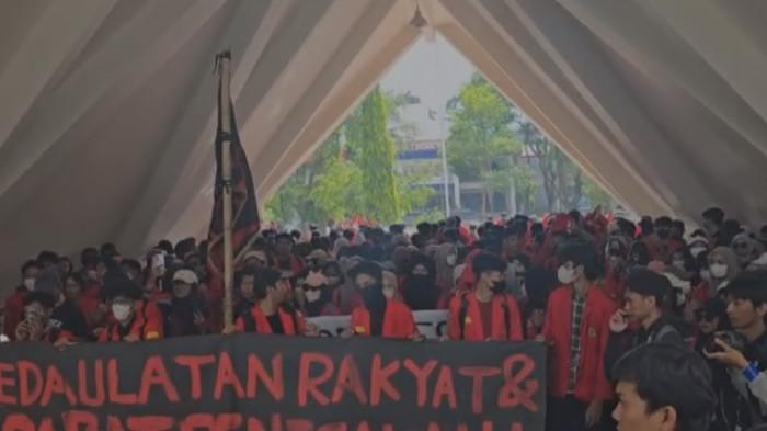 Tujuh Isi Maklumat Rektor Unhas Pasca Kantor DPRD Makassar dan Sulsel Dibakar
