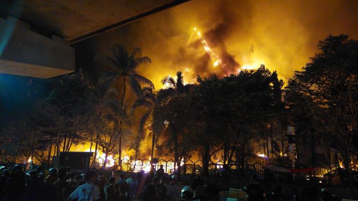 Gedung DPRD Makassar Dibakar, Massa Teriak Bakar Semuanya