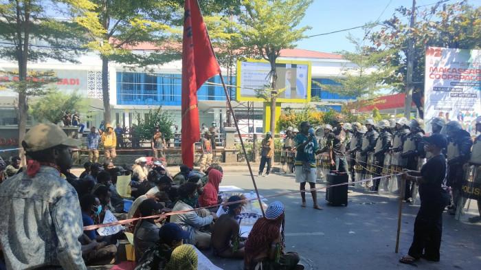 Mahasiswa Papua Demo Tutup Jalan di Makassar, Bawa Bendera One Piece