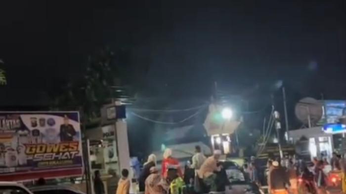 Mencekam, Warga Geruduk RS Bhayangkara dan Polres Lumajang Protes Kematian