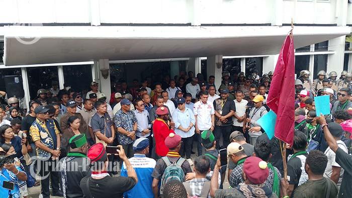 aksi-massa-di-jayapura-desak-hentikan-tambang-ilegal-dan-operasi-militer-di-papua