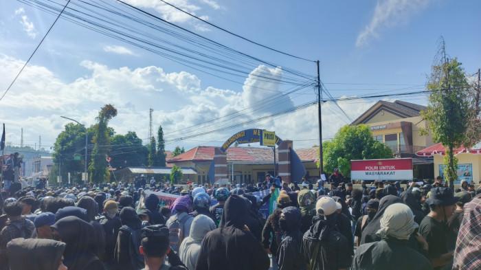 Situasi Kian Memanas, Mahasiswa Kibarkan One Piece dan Teriak Revolusi