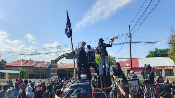 Situasi Kian Memanas, Mahasiswa Kibarkan One Piece dan Teriak Revolusi