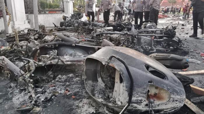 Massa Aksi Grahadi Didorong dan Dipecah ke Timur, Perlawanan Dibalas Gas Air Mata