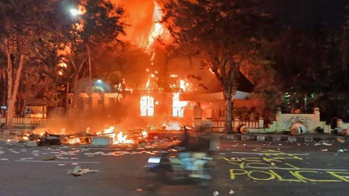 bakar-ruang-wagub-jatim-massa-tak-dikenal-bakar-dan-jarah-markas-polsek-tegalsari