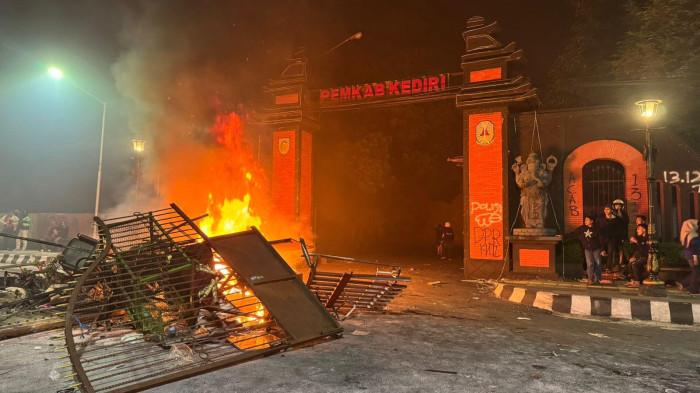massa-kuasai-dprd-kabupaten-kediri-menjarah-barang-berharga-lalu-membakar-gedungnya