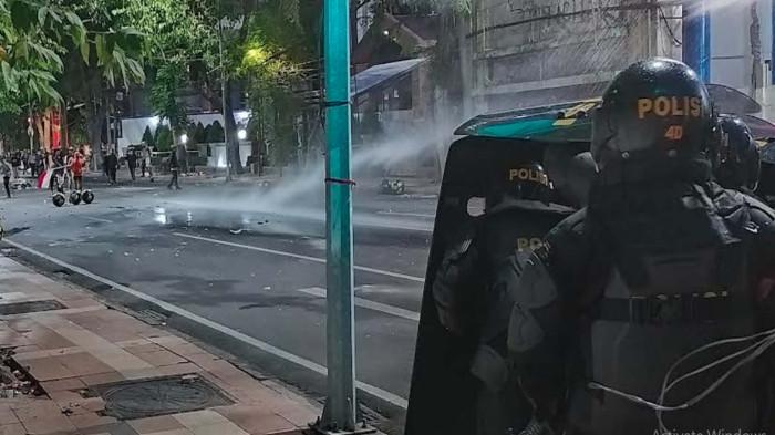 massa-aksi-grahadi-didorong-dan-dipecah-ke-timur-perlawanan-dibalas-gas-air-mata