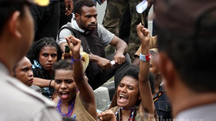 demo-hari-ini-mahasiswa-papua-dan-front-persaudaraan-islam-di-pospol-merbar