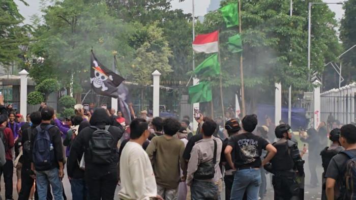 Pelajar STM yang Ikut Demo 25 Agustus Serang Polisi di Kolong Flyover Pejompongan