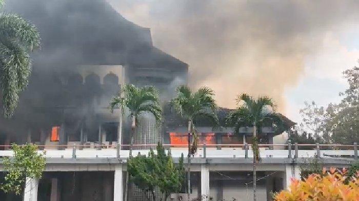 Mahasiswa Selamatkan Foto Pahlawan Nasional saat Gedung DPRD NTB Terbakar
