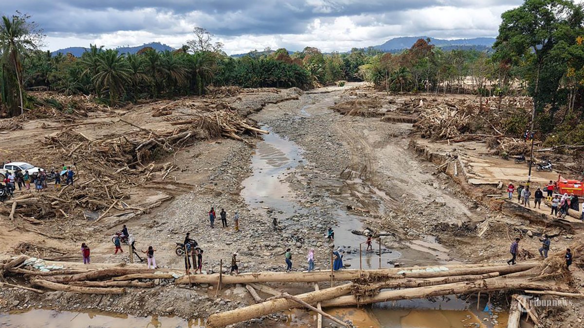 40 Prajurit TNI Jalan Kaki Berjam-jam Bawa Bantuan ke Wilayah Terisolir di Tapteng
