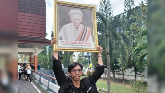 Mahasiswa Selamatkan Foto Pahlawan Nasional saat Gedung DPRD NTB Terbakar