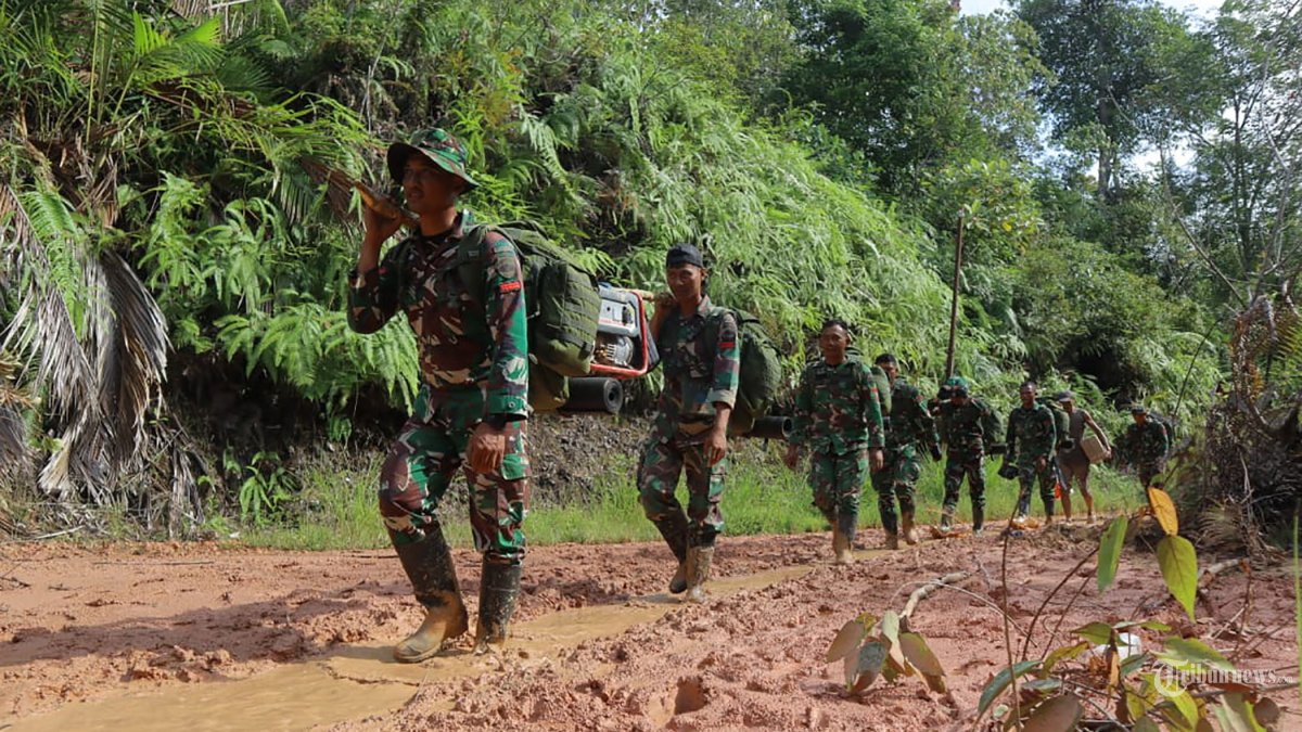 40 Prajurit TNI Jalan Kaki Berjam-jam Bawa Bantuan ke Wilayah Terisolir di Tapteng