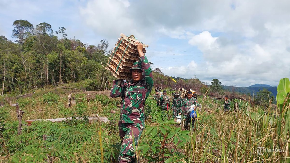 40 Prajurit TNI Jalan Kaki Berjam-jam Bawa Bantuan ke Wilayah Terisolir di Tapteng