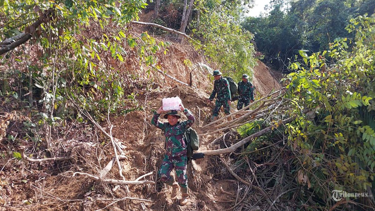 40 Prajurit TNI Jalan Kaki Berjam-jam Bawa Bantuan ke Wilayah Terisolir di Tapteng