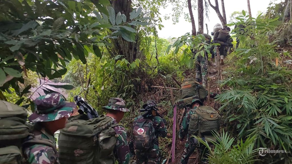 40 Prajurit TNI Jalan Kaki Berjam-jam Bawa Bantuan ke Wilayah Terisolir di Tapteng