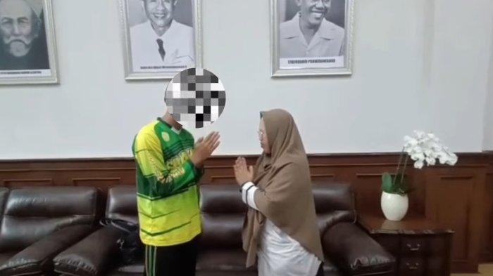 Dipertemukan Gubernur , Kepala SMAN 1 Cimarga Lebak dan Siswanya Saling Memaafkan