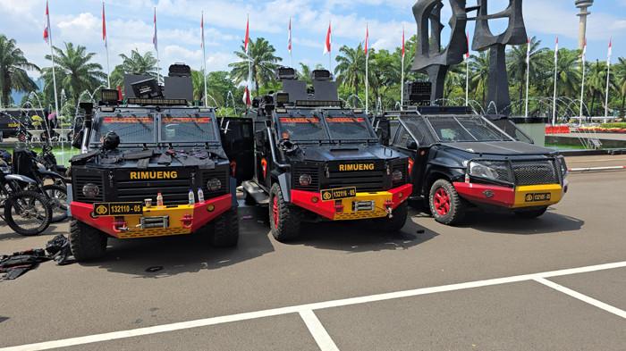 Massa Berebut Uang yang Dibagikan TNI di Depan Mako Brimob Kwitang