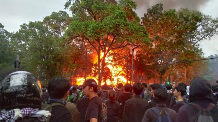 Bandung Menyala, Massa Bakar Gedung DPRD Jabar, Bom Molotov Berseliweran di Udara