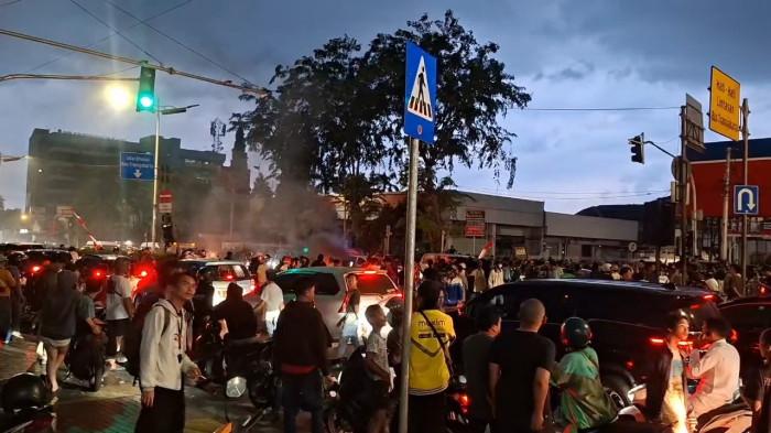 jalan-otista-jakarta-timur-mencekam-massa-bakar-kabel-hingga-tutup-akses