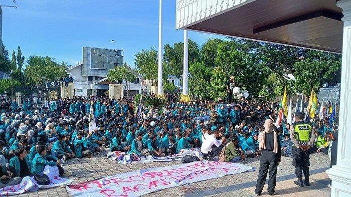 Demo "Indonesia Gelap", Mahasiswa Putar Lagu Sambil Teriak Adili Jokowi