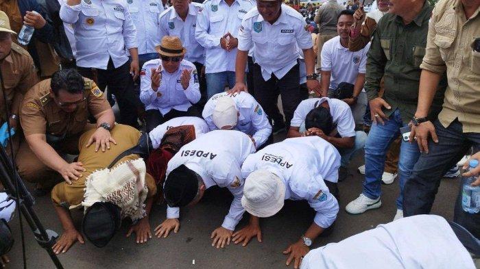 Ribuan Kades Girang Masa Jabatan 8 Tahun 2 Periode Sujud Syukur di Gerbang DPR