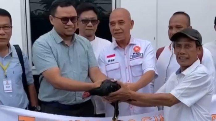 Khawatir Anies Gagal Berlayar di Pilkada Jakarta, Warga Kasih Ayam Jago ke Markas PKS