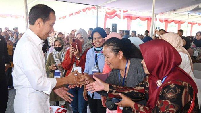 Jokowi Ternyata Pakai Dana Operasional Presiden untuk Bagi-bagi Bansos