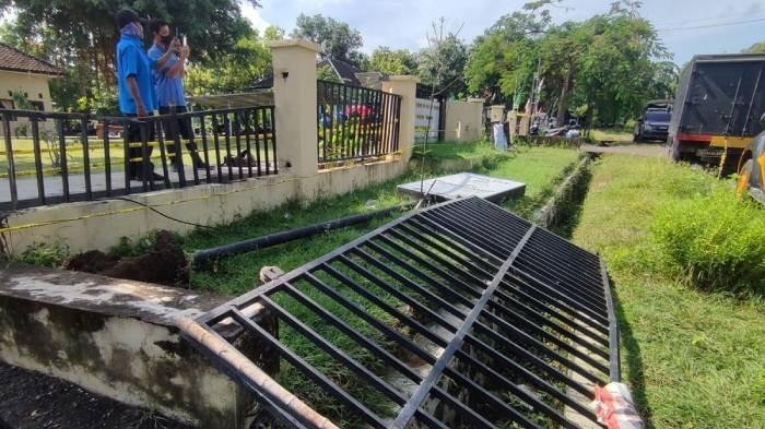 Warga Bakar dan Rusak Kantor Polsek Kayangan Lombok Utara