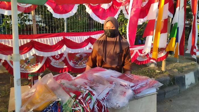 Pembeli Bendera Merah Putih Sepi di Makassar, Pedagang: Ada yang Cari One Piece